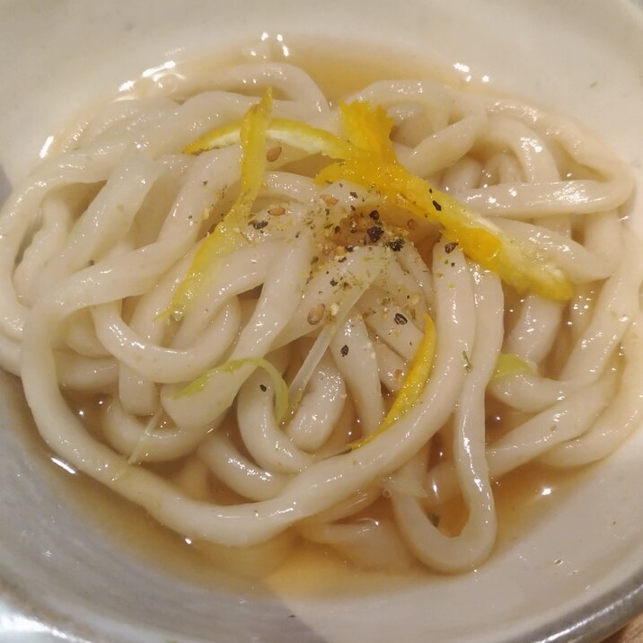 生麺で☆こしと鶏の旨味たっぷり♪鶏団子鍋の〆うどん